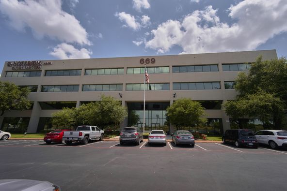 Willowcreek Building: 669 Airport Fwy, Hurst, TX 76053